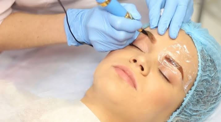 salon procedure in New York, the tattoo of the eyes and the arrow have minuses and contraindications